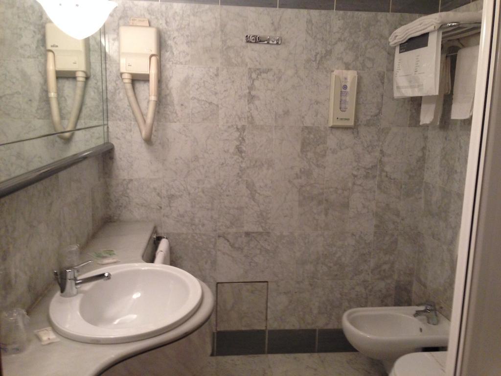 Hotel Sirenella Mele Bilik gambar