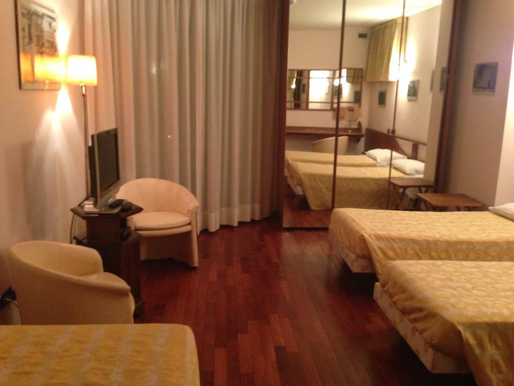 Hotel Sirenella Mele Bilik gambar
