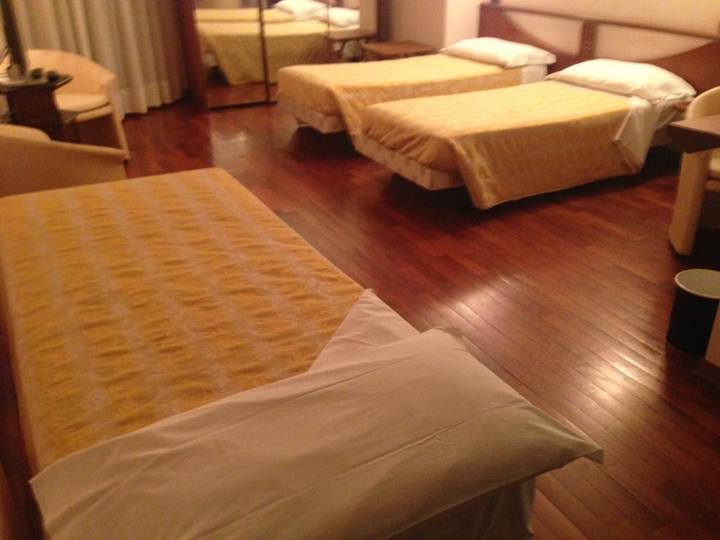 Hotel Sirenella Mele Bilik gambar