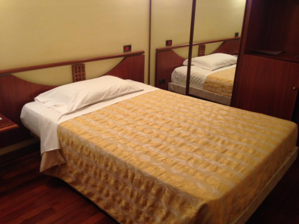 Hotel Sirenella Mele Bilik gambar