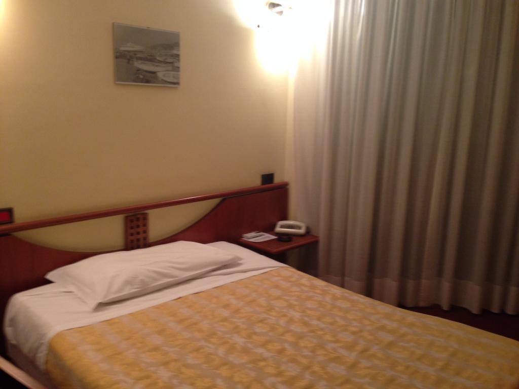 Hotel Sirenella Mele Bilik gambar
