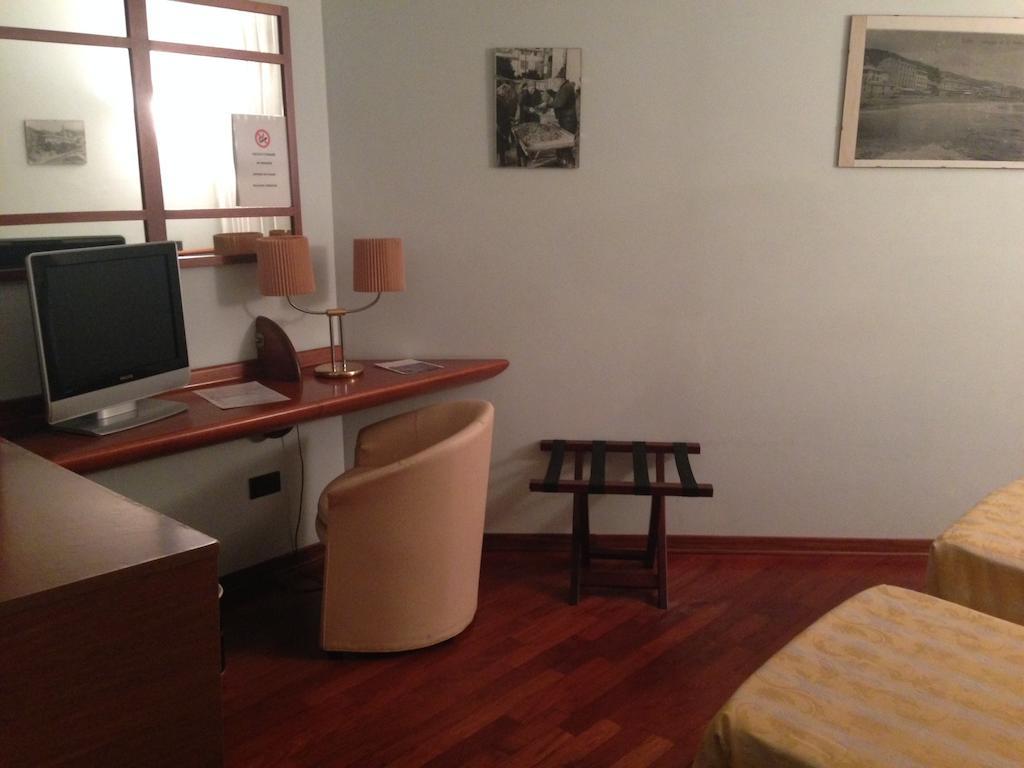 Hotel Sirenella Mele Bilik gambar