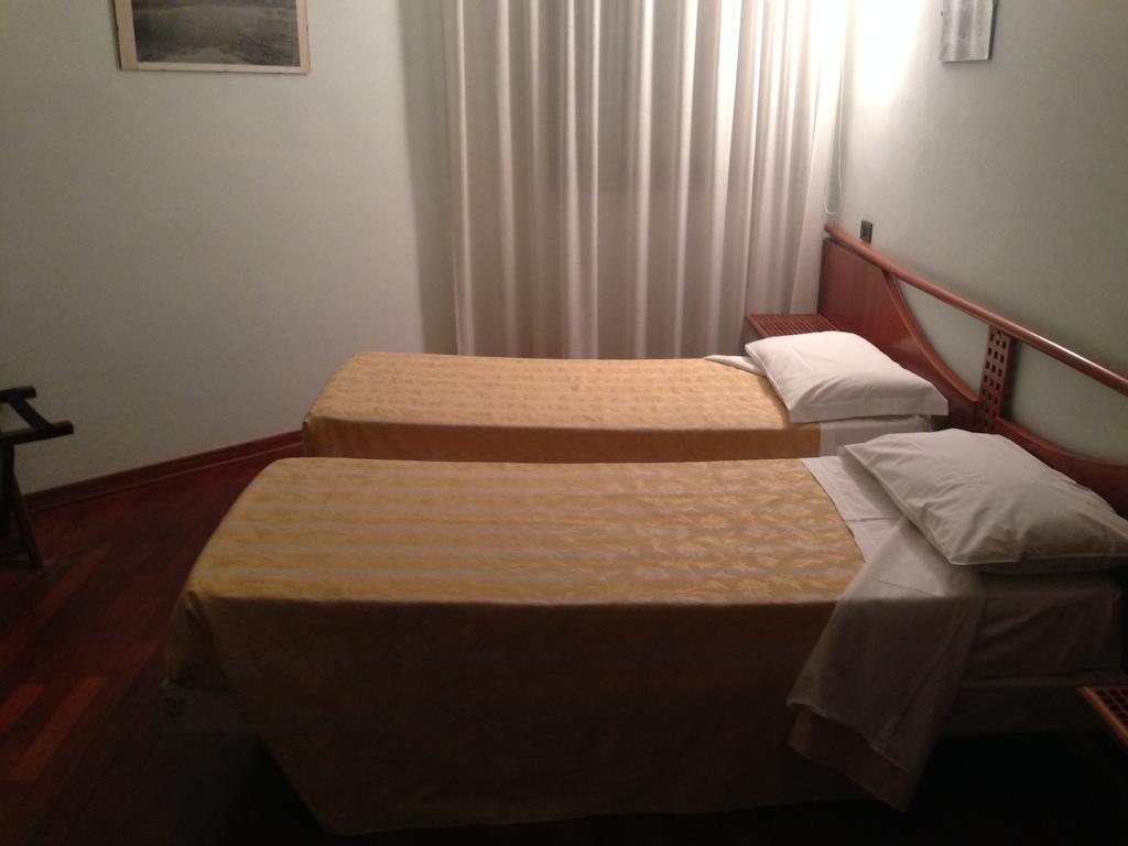 Hotel Sirenella Mele Bilik gambar